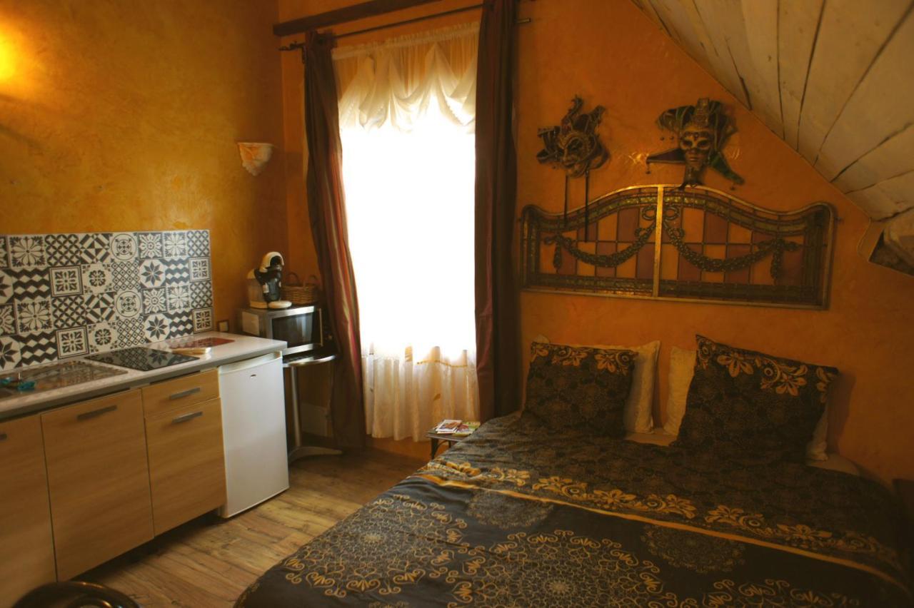 Bed and Breakfast Aux Logis De La Solre Ferriere-la-Petite Екстер'єр фото