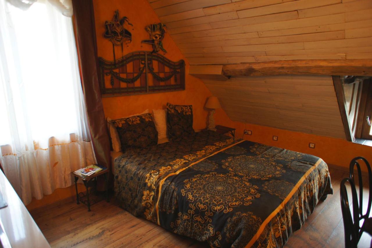 Bed and Breakfast Aux Logis De La Solre Ferriere-la-Petite Екстер'єр фото
