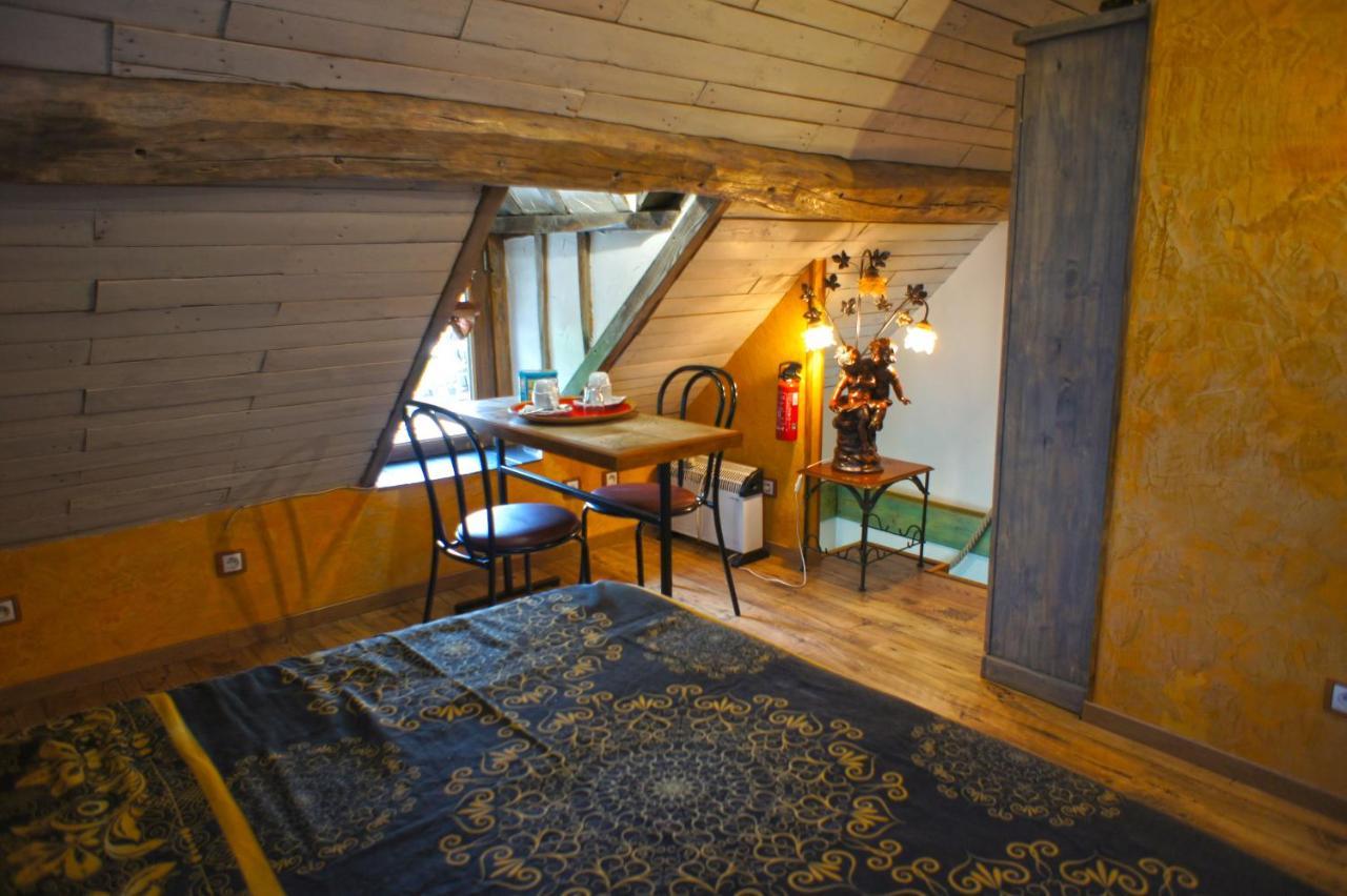 Bed and Breakfast Aux Logis De La Solre Ferriere-la-Petite Екстер'єр фото