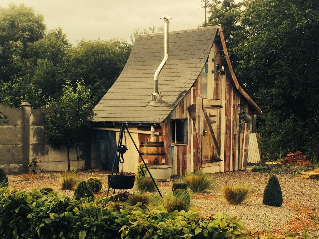 Bed and Breakfast Aux Logis De La Solre Ferriere-la-Petite Екстер'єр фото