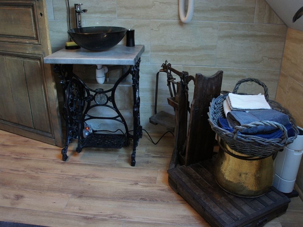 Bed and Breakfast Aux Logis De La Solre Ferriere-la-Petite Екстер'єр фото