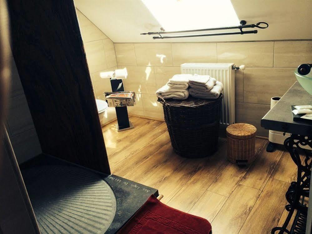 Bed and Breakfast Aux Logis De La Solre Ferriere-la-Petite Екстер'єр фото